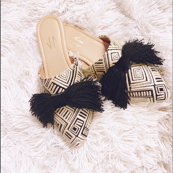 Shoes - •NWOT Slides•